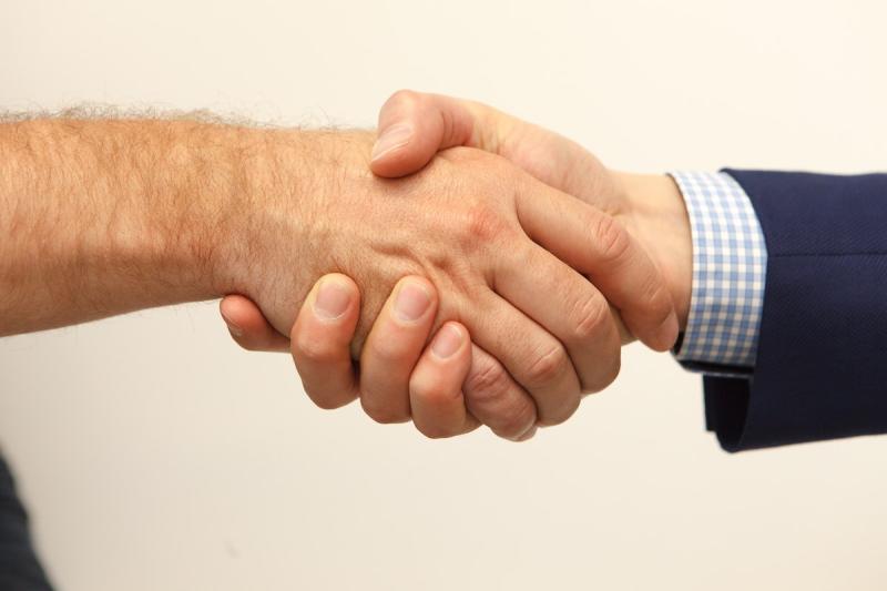 ductile iron supplier and customer shaking hands